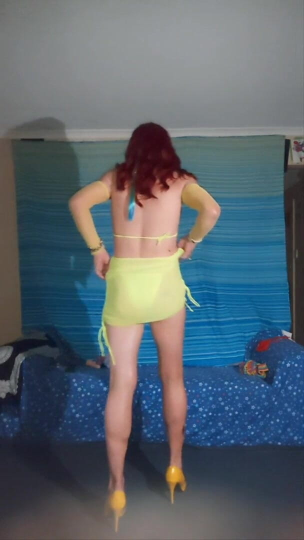 Lizzaali: Seksi neon yeşil bikinili götümle alay ediyor