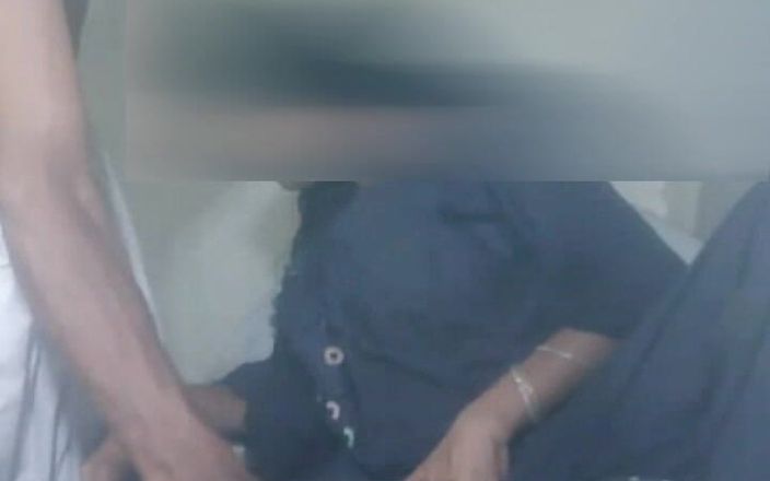 Tarelgc: Pakistaans meisje zuigt aan een grote pik en wordt geneukt...
