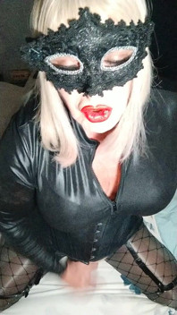 Emmas Catsuit แต่งตัวข้ามเพศ