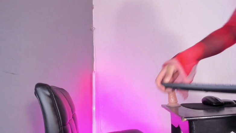 Bella Duval: Bella wackelt sissy und wippt mit ihrem fetten Hintern vor...