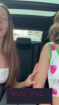 Nadia Foxx et Serenity Cox utilisent des vibromasseurs télécommandés Lush au volant et jouissent fort