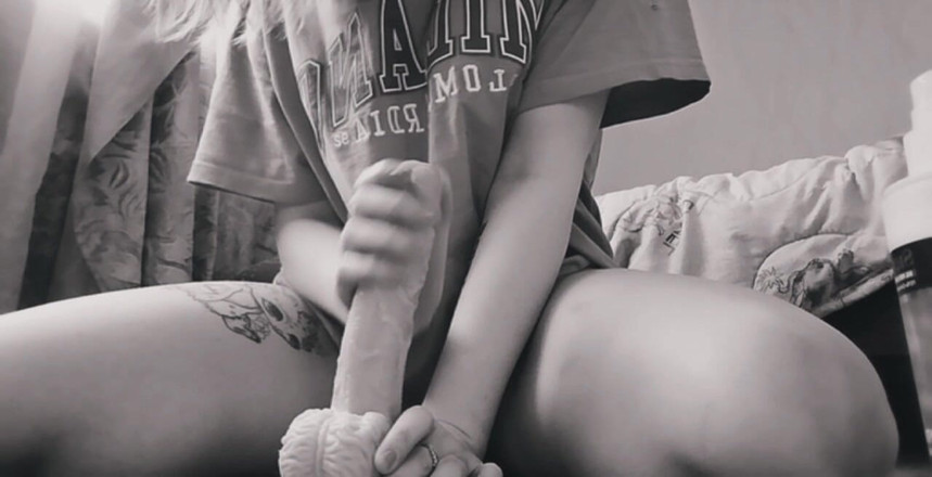 Miss_Kaprizzz19: Gadis cantik ini lagi asik nyepong dan ngentot memek sempitnya (bagian 1)