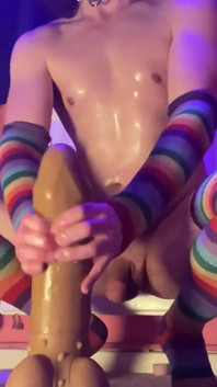 Dünner Femboy, mit Öl bedeckt und reitet einen Riesendildo!
