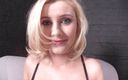 Milf in Love: Gorąca blondynka w seksownych pończochach wypełnia swoją dziurę dildem