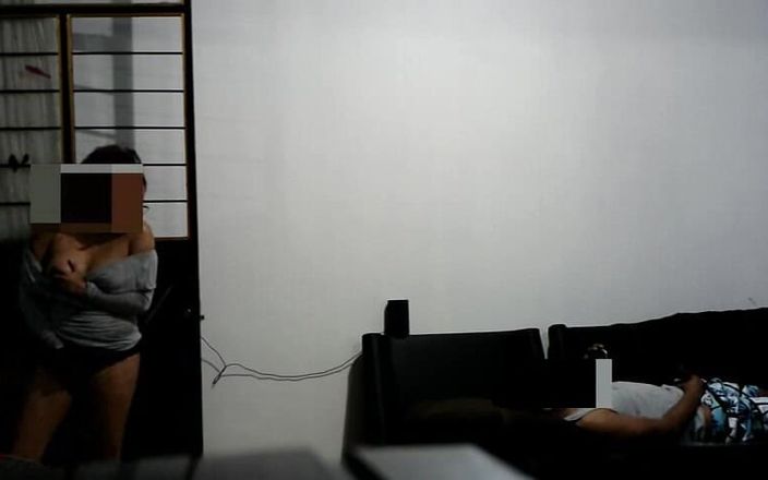 Katerine: Îl găsesc pe fratele vitreg atingându-se în sufragerie cu Instagram