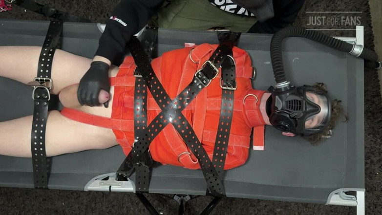 Inmate Cody and SubEdgeX: Бондаж твинка привязали к кемпингу в смирительной рубашке и противогазе