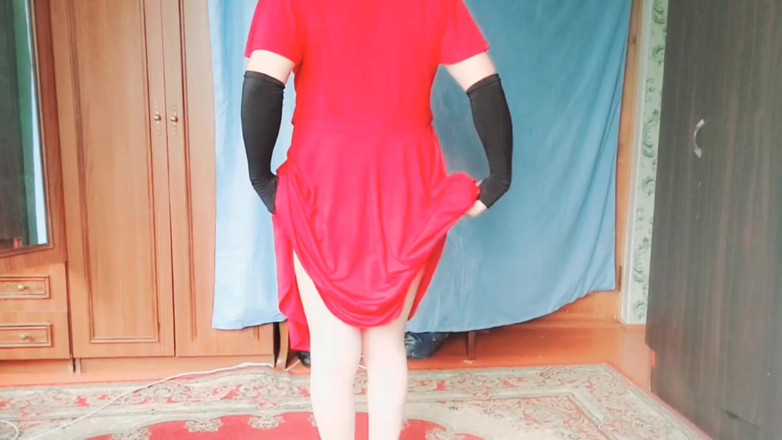 Kitty_Cross: 热辣的大屁股变装者独自在家在镜头前跳舞