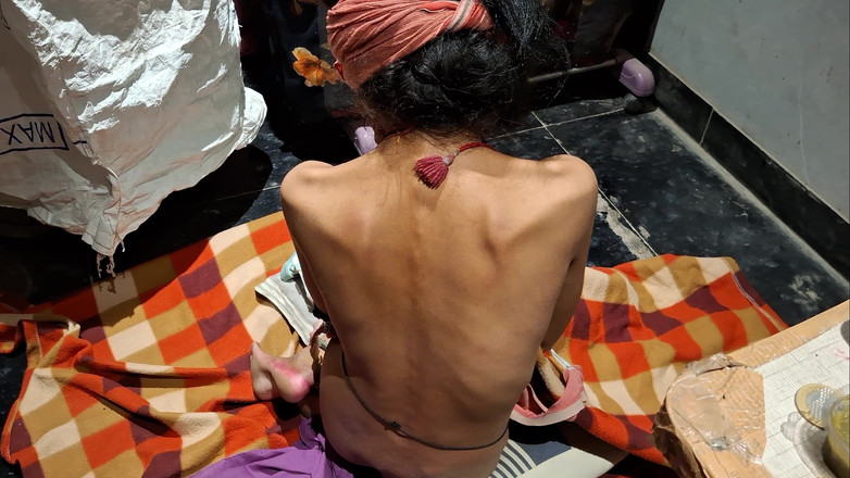 Madhya Sangeeta: 在我家的家具里无休止地做爱，我的继兄弟操我是多么美味