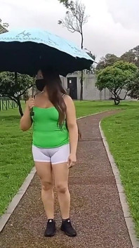 เดินเล่นในสวนสาธารณะตอนฝนตก โชว์ร่องหีอัดแน่น