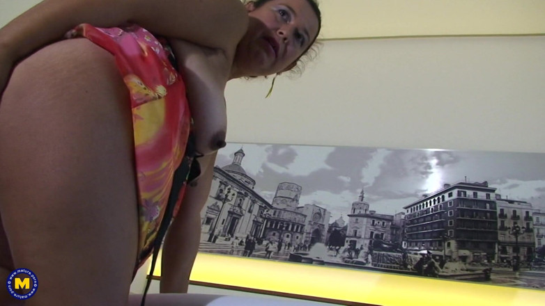 Mature NL: Awek montel latina matang Paola melancap di katil