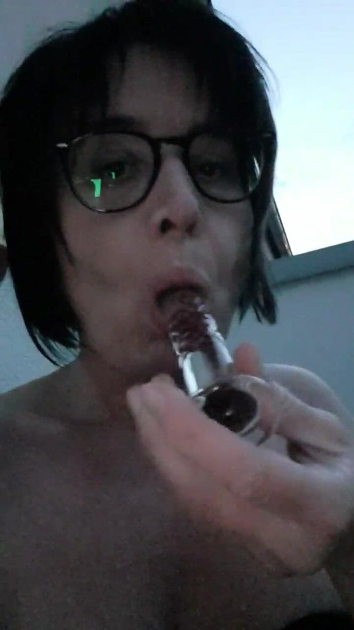 JulieEroticDress: 2リットルのスカートとガラスディルドアウトドア