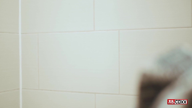 TattedBootyAb: Sexy teen Pornostar pissen im strumpf