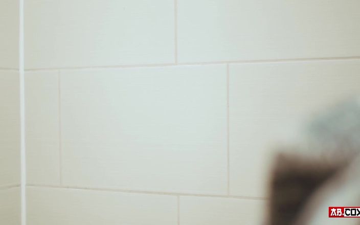 TattedBootyAb: Sexy teen Pornostar pissen im strumpf