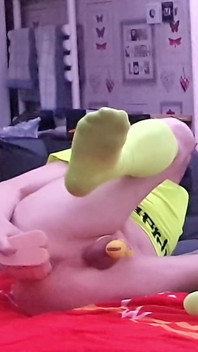 Schwanz in keuschheit eingesperrt, während er einen großen weißen dildo anal fickt