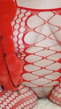 Röd fisnhet bodysuit och päls retas