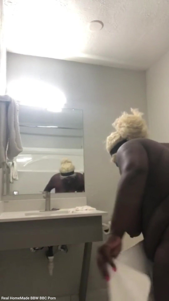 Super sexy ebony cuties: Mijn poesje pissend spreiden in de badkamervloer van het hotel