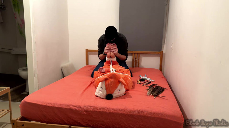 Miriam Slave: Miriam bağlı ve onesie içinde gıdıklıyor