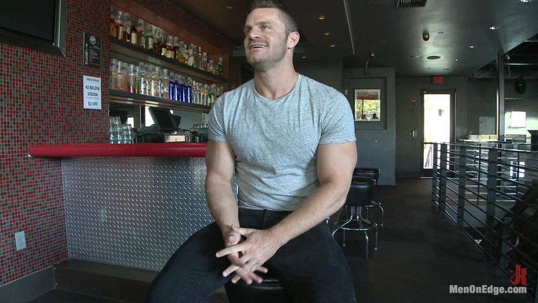 Men on Edge: Il barista muscoloso viene catturato, legato e portato a limite