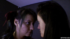 MF Fetish: Dvě sexy brazilské dívky bojují s otrokyněmi