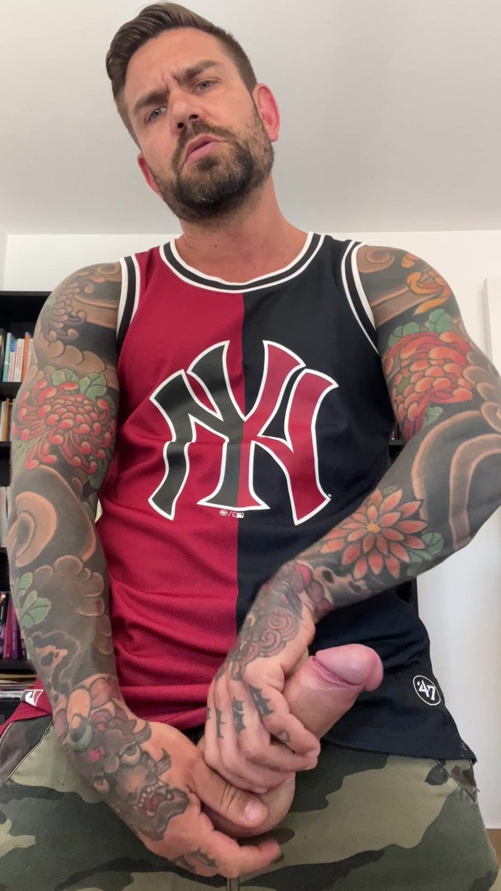 Juan Lucho Gay: Tetovaná chulazo sláma s oblečením