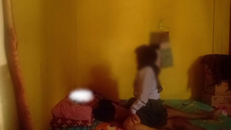 Famly sex: 大学から帰宅したティーンエイジャーが、誰もいないのに自分の継父の家にいる