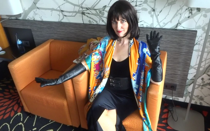 Lady Victoria Valente: Mencuba 3 selendang besar yang diperbuat daripada satin dan sutera