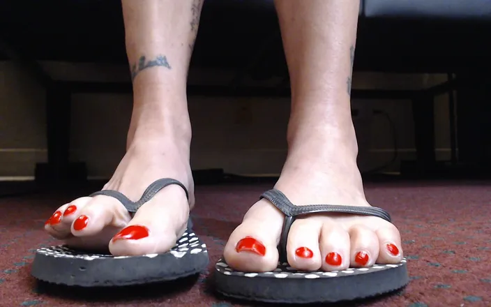 Abby Anna: Red toenails flipflop shoeplay