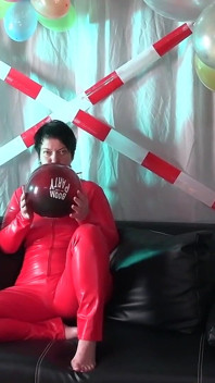 Barfota latex MILF leker med ballongen