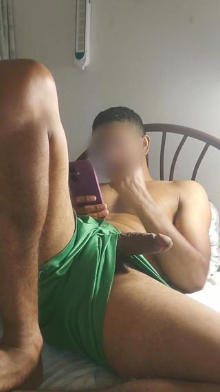Charlieburrito: Lelaki menonton lucah bersendirian