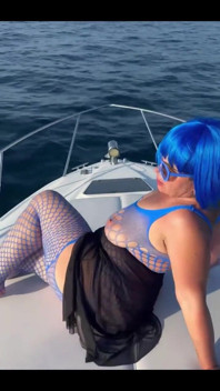 Ein Modell im Charakter auf einer Yacht