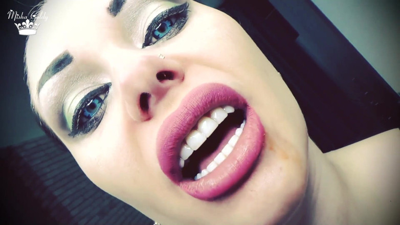Goddess Misha Goldy: Giganta comiendo 5 esclavos de castidad que robaron las llaves!