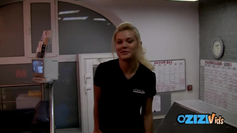 Zizi Vids: Pferdeschwanz-blondine gibt nach ihrem neckenden training im fitnessstudio einen blowjob