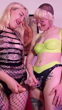 Dupla dominação feminina - cinta-em comparação e fantasia com bonecos tatuados alternativos