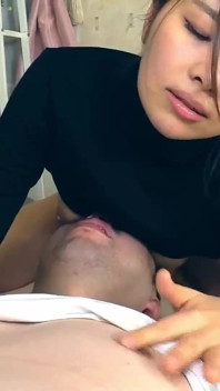 Ela continua a lamber seus mamilos enquanto enterra seu rosto em sua ampla -5