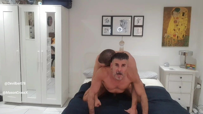 Devilbert: Můj přímý přítel za mnou chodí