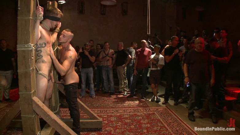 Bound in public: Un bel fusto viene gangbang da 100 uomini arrapati durante il...