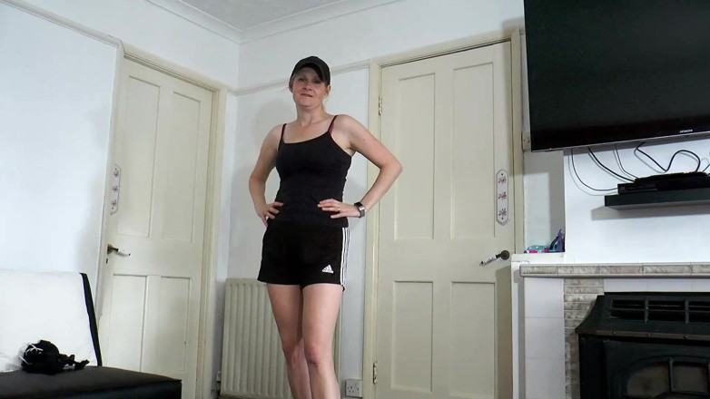 Britishmilf: Pasierb pieprzy spoconą dupę macochy