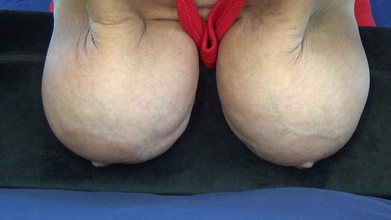 AnnaBUST: Tetek kendur yang cantik bergoyang di bantal