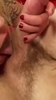 Blonde babe kloppende pik diep in keel en vingert druipend poesje