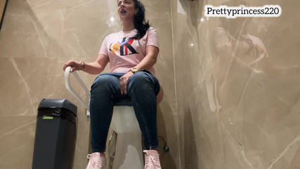 Panfil corina: Puszczanie bąków na publicznej toalecie