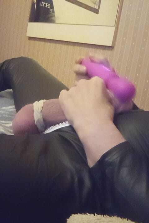 Mellissa: Mellissa juega con su pequeño clítoris y eyacula en su...