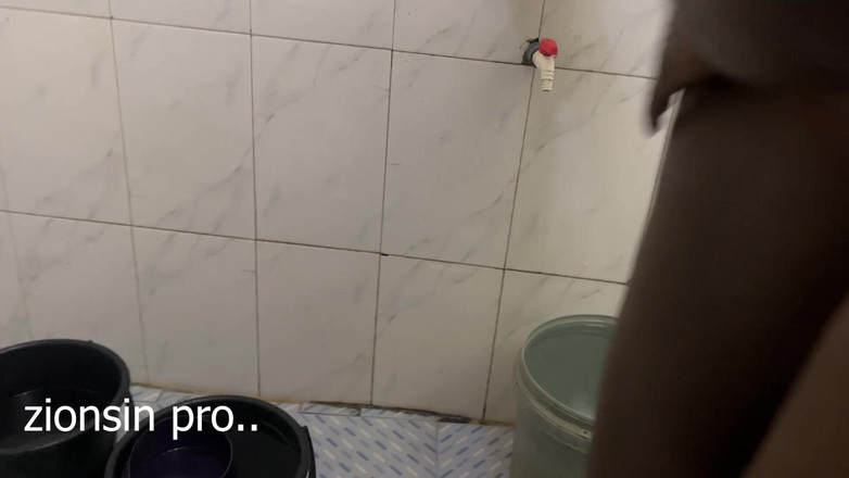Zion: Badkamer op zijn hondjes neuken met mijn buurman