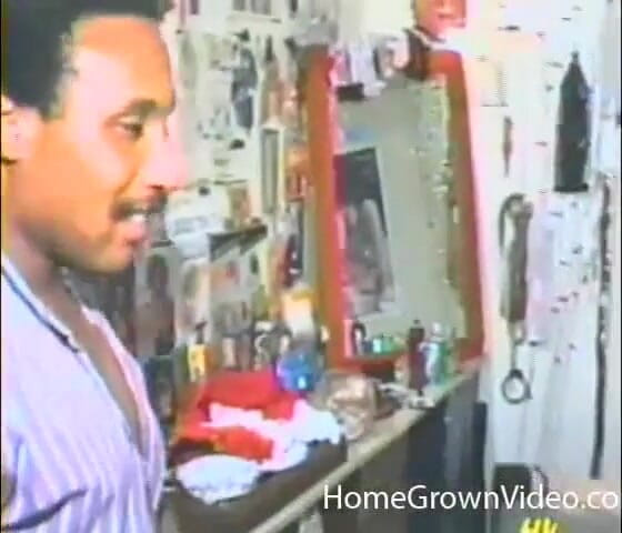 Homegrown Interracial: Değersiz bir sarışın siyah yarağı emiyor
