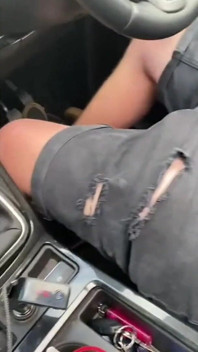 Aftrekken in de auto met enorme cumshot
