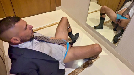 Werther1: レースに刺されたビジネスマンが男のおまんこをいじり、チンポをケージに閉じ込められたまま精液を吹き出す