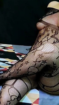 太いお尻のデシ・バービーがドギースタイルでセックス