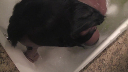 Mixed Race Cunt: Ebony relaxes in bathtub