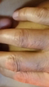 性感的婴儿吮吸她的继父的热乳头小奶子