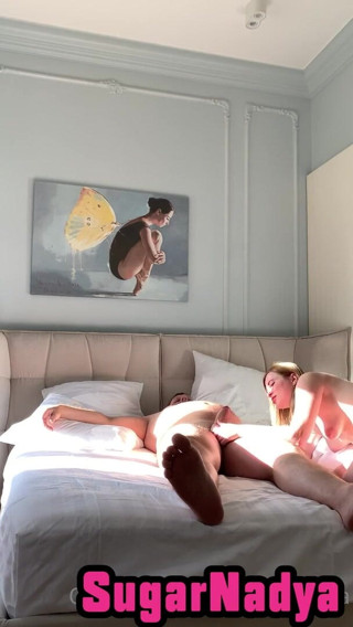 SugarNadya: SugarNadya neukte haar favoriete klant op haar bed