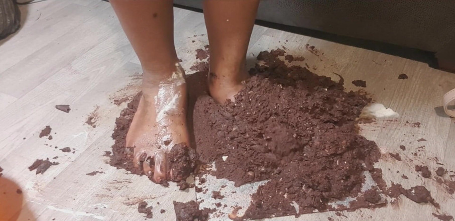 Simp to my ebony feet: Hele chocolade cake voet stomp